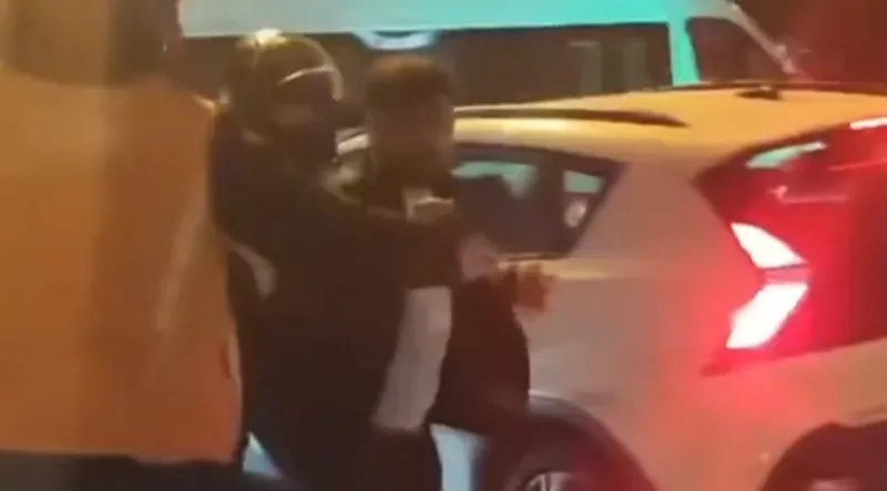 bu-caniyi-180-bin-lira-kesmez-cekmekoyde-trafik-kavgasi-once-o-videoyu-sil-dedi-sonra-ezip-kacti-1773843643433.jpg Bu caniyi 180 bin lira kesmez! Çekmeköy'de trafik kavgası: Önce "O videoyu sil" dedi sonra ezip kaçtı-3