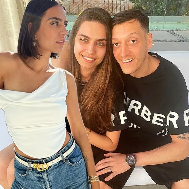 Kim der 2 çocuk annesi! Amine Gülşe pembe taytını çekip spor salonunda şov yaptı! Mesut Özil’in biricik eşi sosyal medyayı salladı