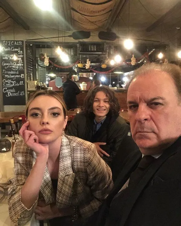 Sadakatsiz fokur fokur kaynıyor Kanal D baş edemedi bavulunu eline verdi! Sadakatsiz artık nefes alamıyor şimdi de başrol...-7