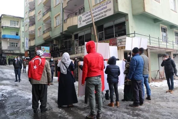Aileler "Kahrolsun PKK" diye slogan attı HDP'liler engellemeye çalıştı-4