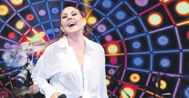 Nilüfer genç çifti sahneye aldı! Konserde duygu dolu anlar!