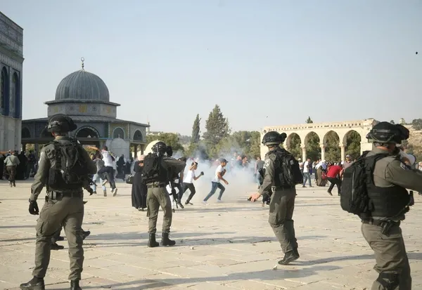 Katil İsrail polisi Filistinlilere saldırdı-1