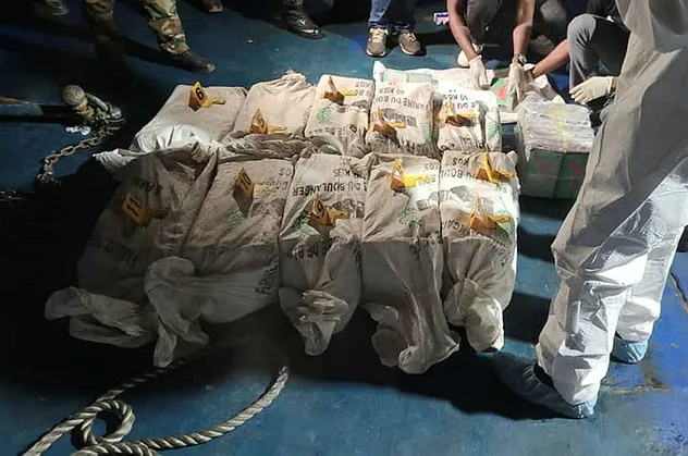 Emniyet son dakika olarak duyurdu! Balıkçı teknesine operasyonda 528 kilogram kokain ele geçirildi