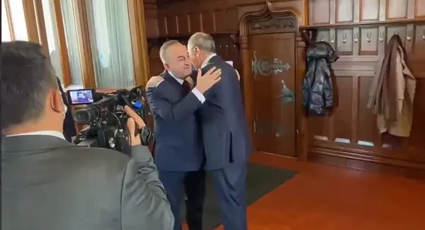 rusya-ukrayna-savasi-son-dakika-turkiyenin-diplomasi-basarisi-lavrovun-cavusoglunu-karsilamasinda-kendisini-hi-1647437458663.jpg Rusya Ukrayna savaşı son dakika... Türkiye'nin diplomasi başarısı Lavrov'un Çavuşoğlu'nu karşılamasında kendisini hissettirdi-2