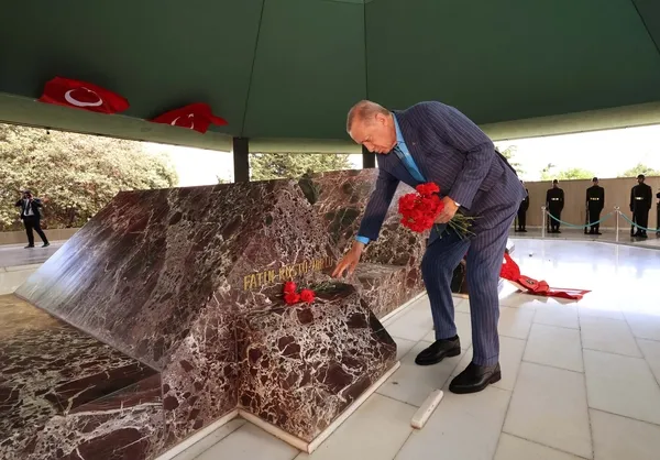 son-dakika-merhum-basbakan-adnan-menderesin-kabrine-ziyaret-baskan-recep-tayyip-erdogandan-sandik-cagrisi-1685193157111.jpg Son dakika: Merhum Başbakan Adnan Menderes'in kabrine ziyaret! Başkan Recep Tayyip Erdoğan'dan sandık çağrısı-5