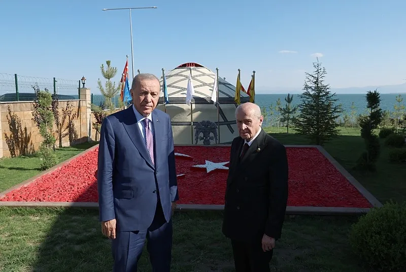 han-cadirinda-sohbet-devlet-bey-konaginda-zirve-1787664644740.jpeg Han çadırında sohbet Devlet Bey Konağı'nda zirve: Başkan Erdoğan ve Devlet Bahçeli Ahlat'ta görüştü-4