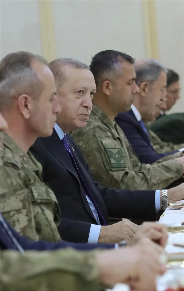 baskan-recep-tayyip-erdogan-iftarini-4-kolordu-komutanligindaki-askerlerle-acti-1619720591277.jpg Başkan Recep Tayyip Erdoğan iftarını 4. Kolordu Komutanlığı'ndaki askerlerle açtı-3