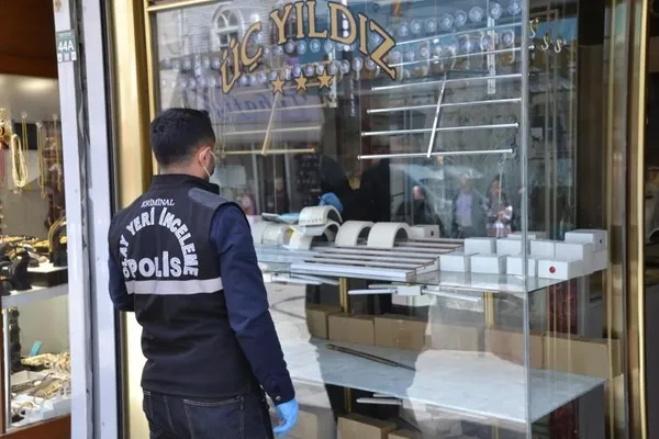 erzurumda-filmleri-aratmayan-kuyumcu-soygunu-duvari-delip-23-kilo-altin-soydular-1682441877748.jpeg Erzurum’da filmleri aratmayan kuyumcu soygunu: Duvarı delip 23 kilo altın soydular!-2