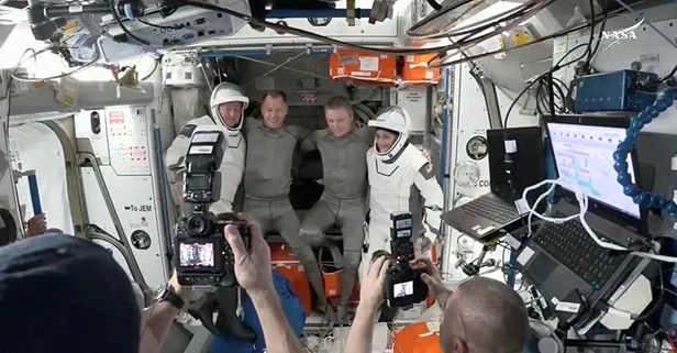 9 ay uzay istasyonunda mahsur kaldılar! İki astronot Dünya’ya döndü