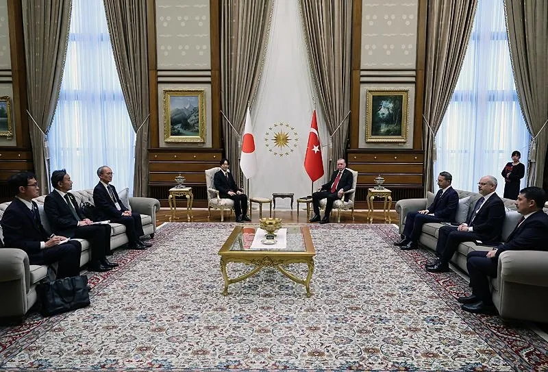 Başkan Erdoğan, Türkiye'ye ziyarette bulunan Japonya Veliaht Prensi Fumihito ile Cumhurbaşkanlığı Külliyesi'nde bir araya geldi. Görüşmede Cumhurbaşkanlığı İletişim Başkanı Fahrettin Altun, Cumhurbaşkanı Dış Politika ve Güvenlik Başdanışmanı Akif Çağatay Kılıç da yer aldı. (AA)