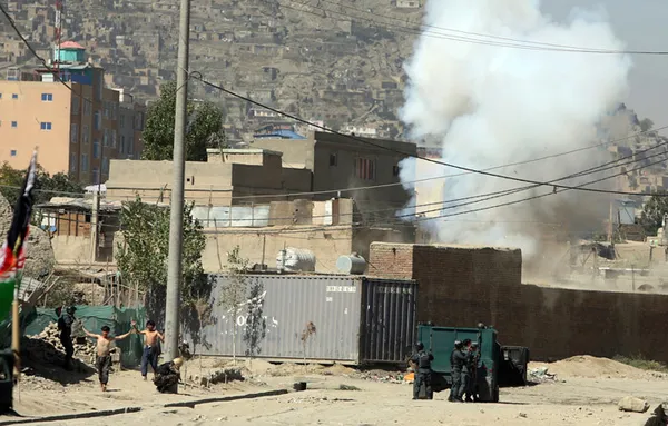 Son dakika:Afganistan'da canlı yayında Cumhurbaşkanlığı Sarayı'na saldırı!-2