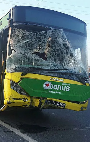 İstanbul'da feci kaza! İETT otobüsü minibüse çarptı yaralılar var