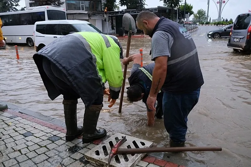 Giresun'da zor anlar | Sağanak yağış hayatı felç etti! Yollar göle döndü (AA)