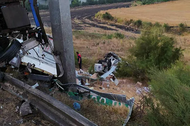 Osmaniye'de kargo kamyonu ile kurbanlık hayvan taşıyan tır çarpıştı: 1 ölü, 2 yaralı