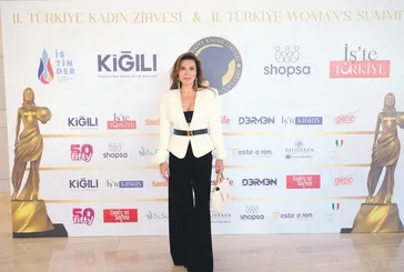 Ebru Yaşar'a Yılın İlham Veren Müzik Sanatçısı ödülü