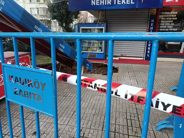 istanbulda-panik-anlari-kadikoyde-3-katli-binanin-onunde-cokme-oldu-1644043246525.jpg İstanbul'da panik anları! Kadıköy'de 3 katlı binanın önünde çökme oldu-2