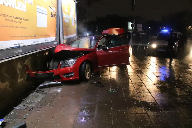 Ankara'da polisten kaçan alkollü sürücü kaza yaptı-4