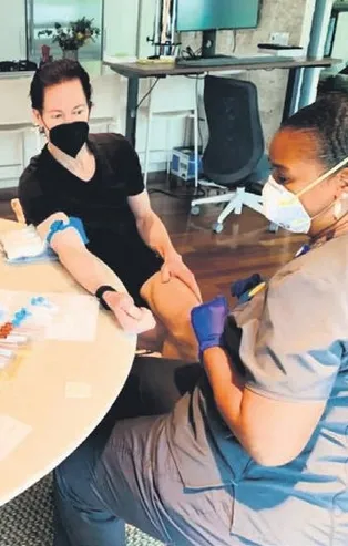 ABD'li iş insanı Bryan Johnson gençlik için server harcıyor