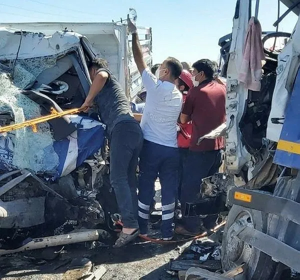 Diyarbakır'da feci kaza! Çöp kamyonuyla kamyonet çarpıştı: 2 ölü, 2 yaralı-2