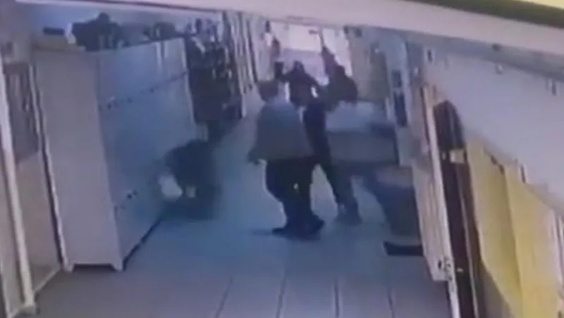 sariyerde-kadin-ogretmene-yumruklu-saldiri-kamerada-maganda-veli-gozaltina-alindi-dehset-anlari-kamerada-1714116112138.jpg Sarıyer'de kadın öğretmene yumruklu saldırı! Maganda veli tutuklandı... Dehşet anları kamerada-4