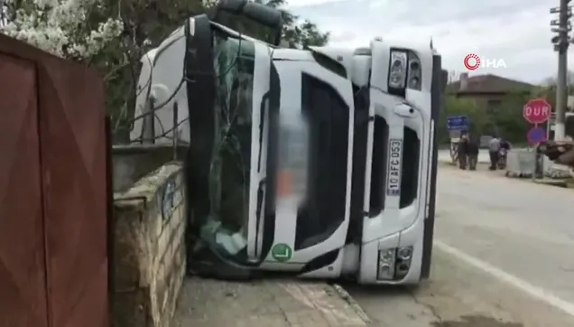 Bursa'da tırın devrilme anı kameralarda!