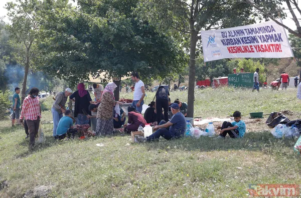 "Bu alanda kesim yasak" afişinin altında kaçak olarak kurban kesimi yaptılar - 13