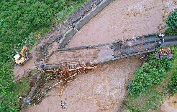 rizedeki-siddetli-yagisin-ardindan-hasar-tespit-ve-tahliye-calismalari-suruyor-1594801287583.jpg Rize'deki şiddetli yağışın ardından 125 kişi tehlikeli bölgeden tahliye edildi-9
