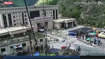Çin-Nepal sınır kapısını heyelan vurdu: Ulaşım ve ticaret durdu! O anlar kamerada