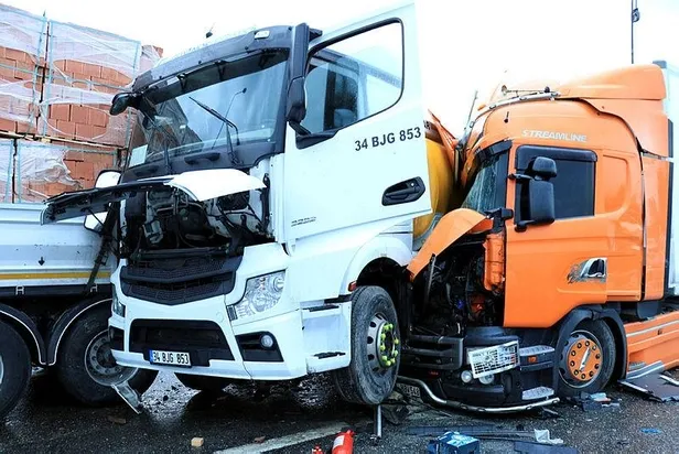 SON DAKİKA: TEM Otoyolu'nda zincirleme kaza: 20'den fazla araç birbirine girdi-10