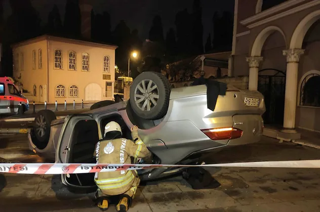 Üsküdar'da otomobil takla attı: 3 yaralı