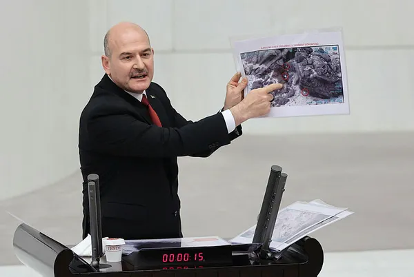 icisleri-bakani-suleyman-soylu-pkkli-teroristleri-savunan-hdplileri-mecliste-rezil-etti-1607796956657.jpg İçişleri Bakanı Süleyman Soylu, PKK'lı teröristleri ve Kemal Kurkut'u savunan HDP'lileri Meclis'te rezil etti-4