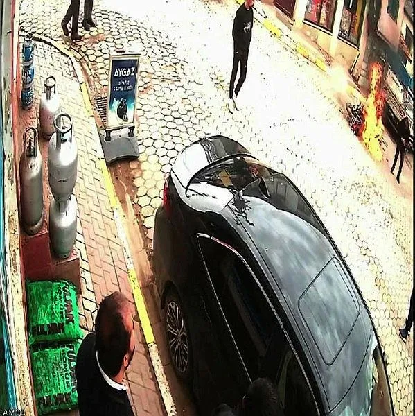 motosikletteki-yakit-kacagini-cakmakla-kontrol-edince-ortalik-karisti-o-anlar-kamerada-1712920643174.jpeg Motosikletteki yakıt kaçağını çakmakla kontrol edince ortalık karıştı | O ANLAR KAMERADA-5