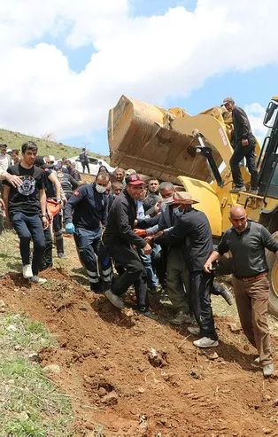 Son dakika: Hakkari Yüksekova'da traktör devrildi: Sürücü 2 saat sonra kurtarılabildi