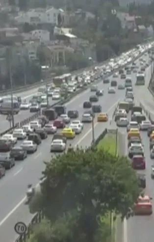 İstanbul'da trafiği kilitleyen kaza! 15 Temmuz Şehitler Köprüsü çıkışında iki araç birbirine girdi