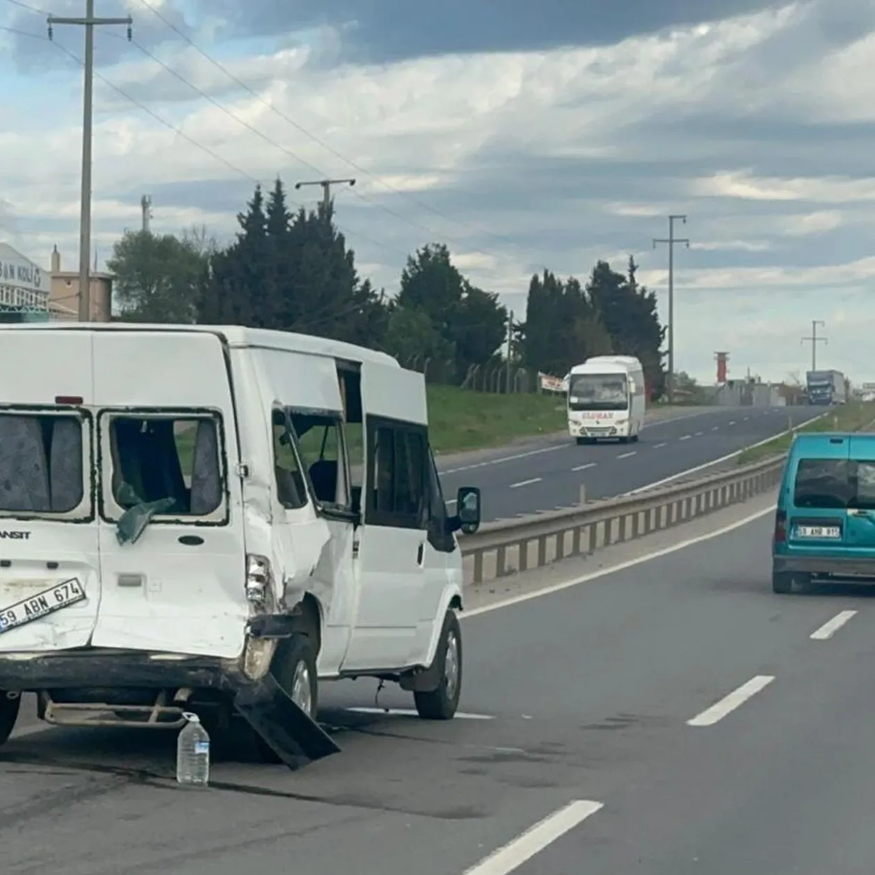Askeri araçla fabrika servisi çarpıştı