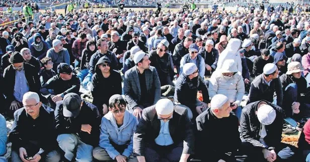 FETÖ'nün cenazesinde örgüt üyeleri yüzlerini gizledi!