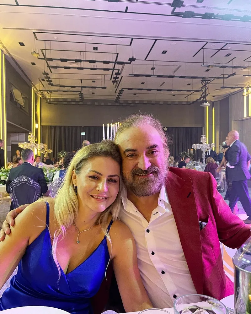 kuzeyin-oglu-volkan-konakin-kizi-derin-ile-sarki-soyledigi-o-anlar-gundem-oldu-1772782095960.jpg Kuzeyin Oğlu Volkan Konak’ın kızı Derin ile şarkı söylediği o anlar gündem oldu!-3