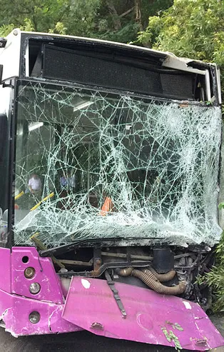 İstanbul'da kontrolden çıkan belediye otobüsü duvara çarptı!