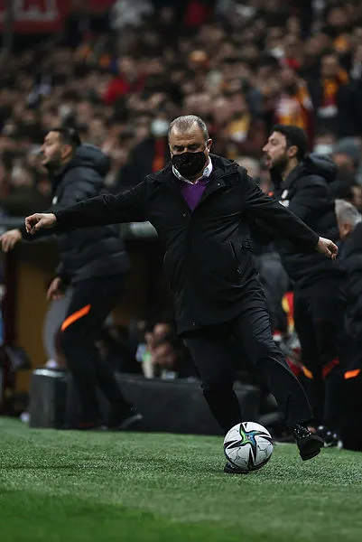 galatasarayda-domenec-torrent-topun-agzinda-futbolcular-fatih-terim-donemindeki-gibi-pas-bile-yapamiyor-1644584092987.jpg
