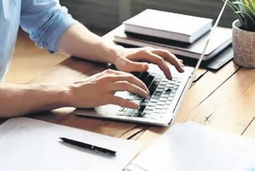 Üniversitelerde yapay zeka devri kapanıyor: Robota tez yazdıranın unvanı geri alınacak