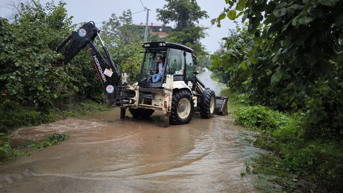 Trabzon'da yoğun sağanak hayatı alt üst etti | Karadeniz Sahil yolu kapandı! Ekipler bölgede