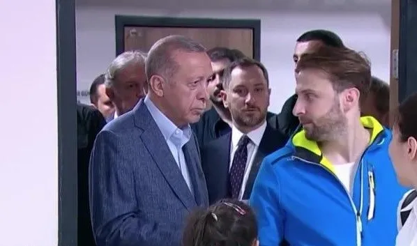 14 Mayıs Cumhurbaşkanlığı ve Milletvekili seçimlerinde oy verme sırasında Başkan Erdoğan’ı fark etmeyen seçmenin şaşkınlığı gülümsetti-7
