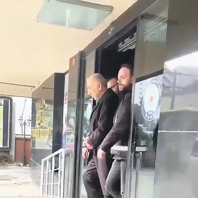 Kravatlı seviyesiz serbest