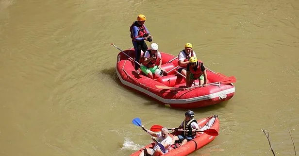 Binali Yıldırım, memleketi Erzincan'da rafting yaptı, nehirde yüzdü