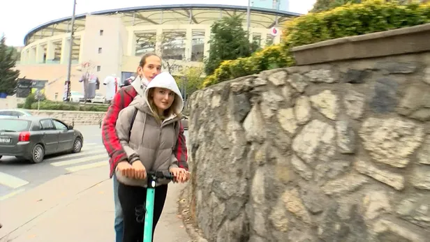 İstanbul'da scooter ihlalleri bitmek bilmiyor! Kimi köpeğiyle kimi arkadaşıyla bindi! İşte kural tanımayan scootercılar-9