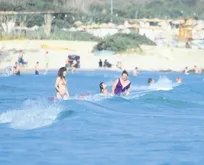 Gözde Kocaoğlu, denizde çocuklar gibi eğlendi