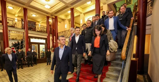 Özgür Özel yine HEDEPKK'ya yanladı... Pervin Buldan'la birlikte konsere gitti! Türkiye’yi işgalle suçlayan Chakar’ın elini öptü