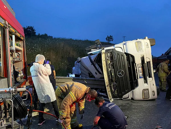 1625808124944.jpg Kuzey Marmara Otoyolu'nda kontrolden çıkan tır devrildi: 2 ölü-4