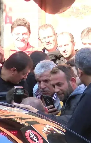 Son dakika: Başkan Erdoğan, Çengelköy’de makam aracını durdurarak vatandaşlarla sohbet etti