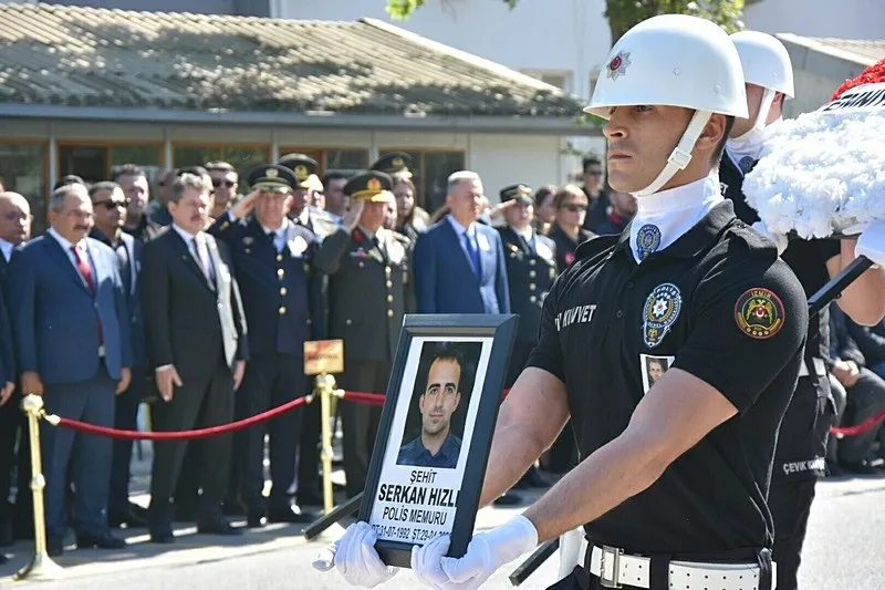 izmirde-trafik-kazasinda-sehit-olan-polis-serkan-hizli-manisada-son-yolculuguna-ugurlandi-1777552214863.jpeg İzmir'de trafik kazasında şehit olan polis Serkan Hızlı Manisa'da son yolculuğuna uğurlandı-1